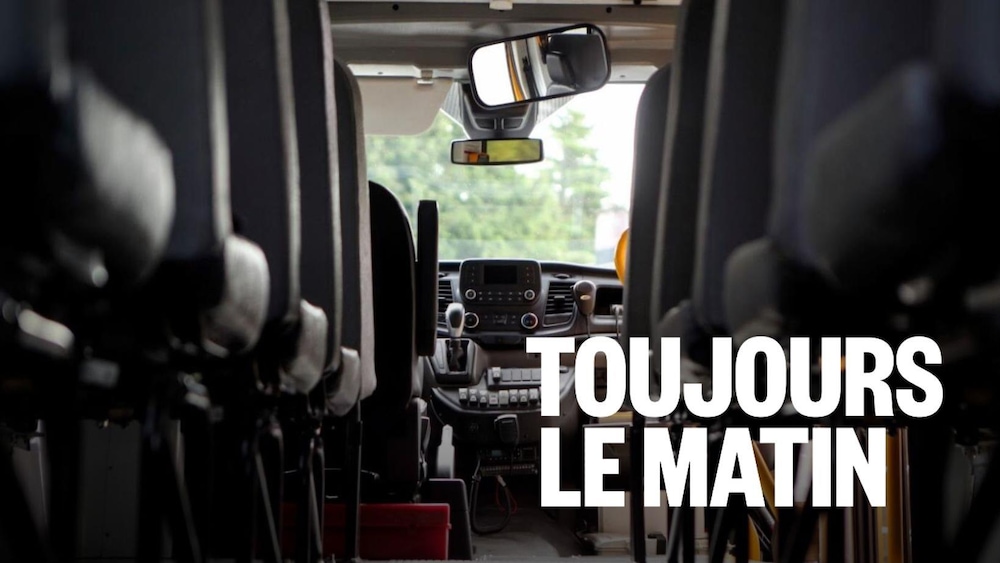 L'intérieur d'un autobus scolaire.