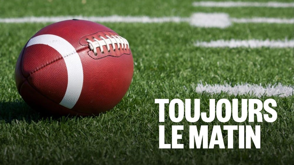 Un ballon de football américain est sur le terrain.