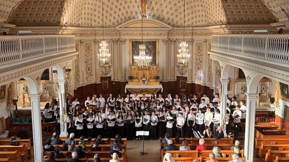 Une chorale dans une église.