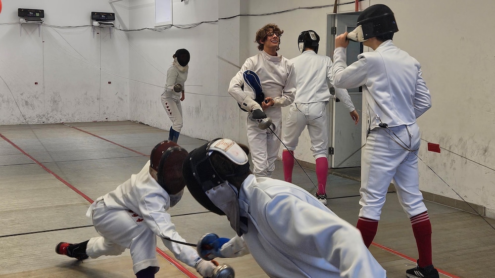Des escrimeur se pratiquent à leur sport.