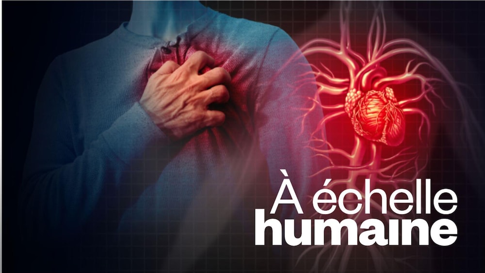 Un homme serre sa poitrine avec le poing, du côté gauche où est logé son coeur. Une image de l'organe relié au système de circulation sanguine est placée à l'avant-plan.