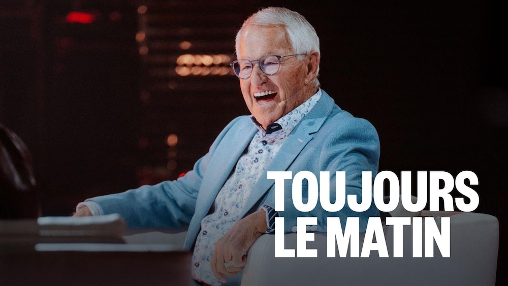 Michel Bergeron est assis sur la plateau d'En direct de l'univers.