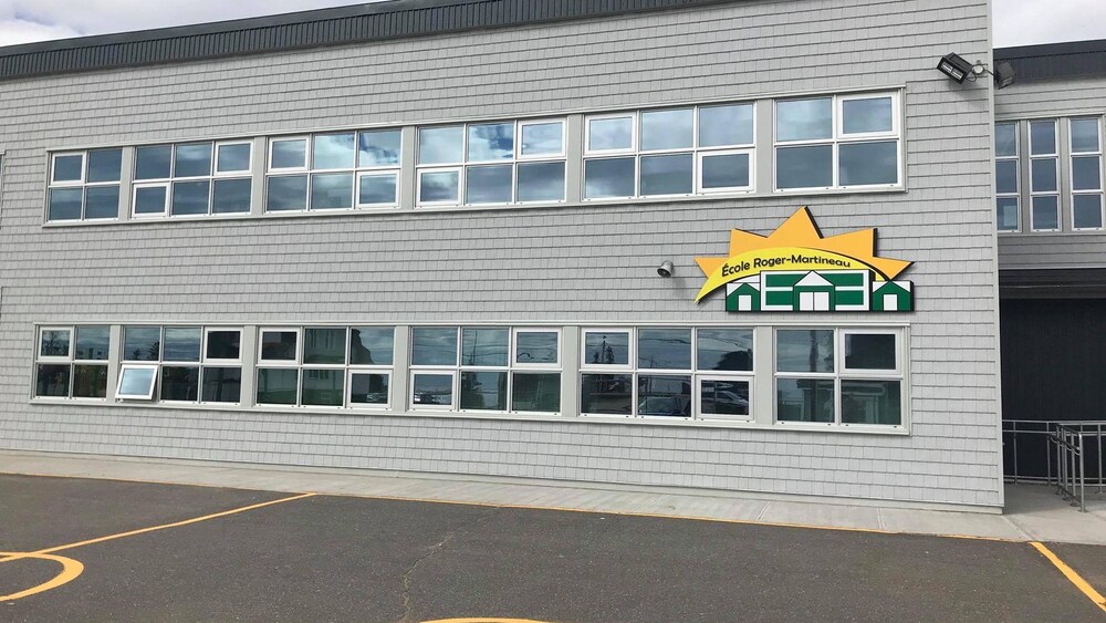 L'école Roger-Martineau, qui regroupe les écoles Notre-Dame-des-Anges de Natashquan et Notre-Dame-de-Grâce d'Aguanish.