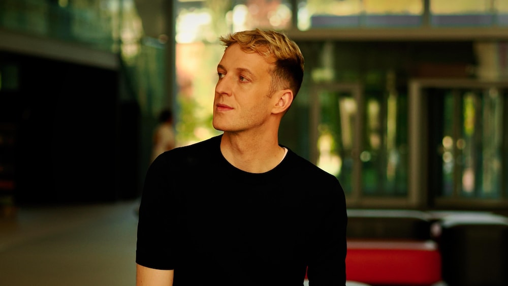Un portrait d'Édouard Louis dans l'atrium de Radio-Canada.