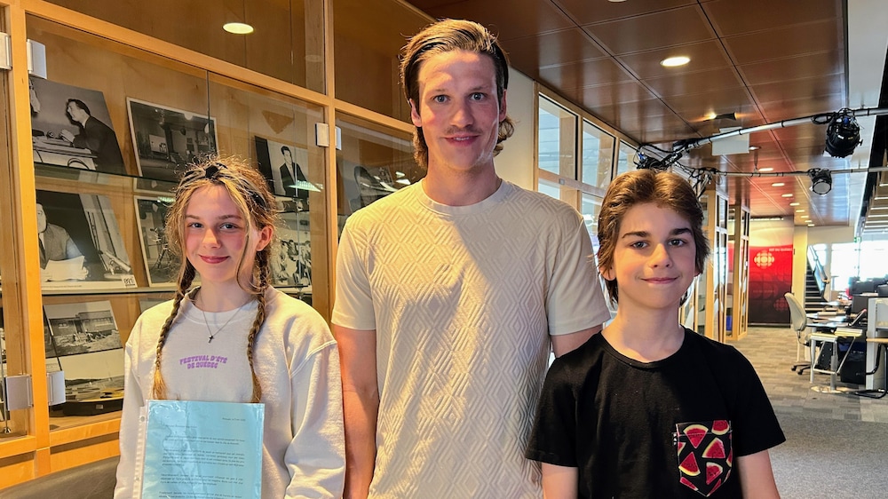 Un professeur et ses deux élèves dans les bureaux de Radio-Canada à Rimouski. 