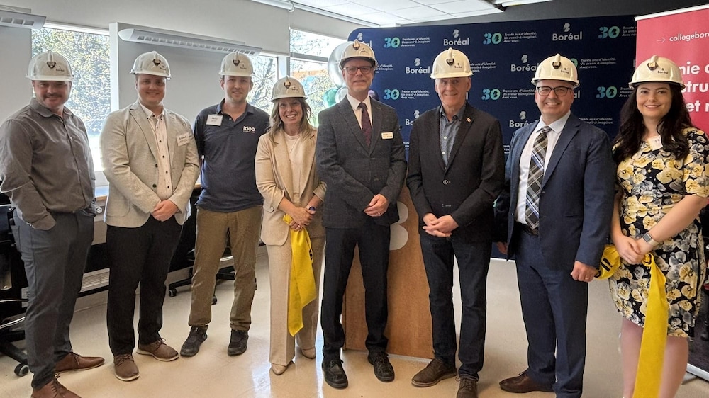 De nombreux dignitaires, casques de construction sur la tête.