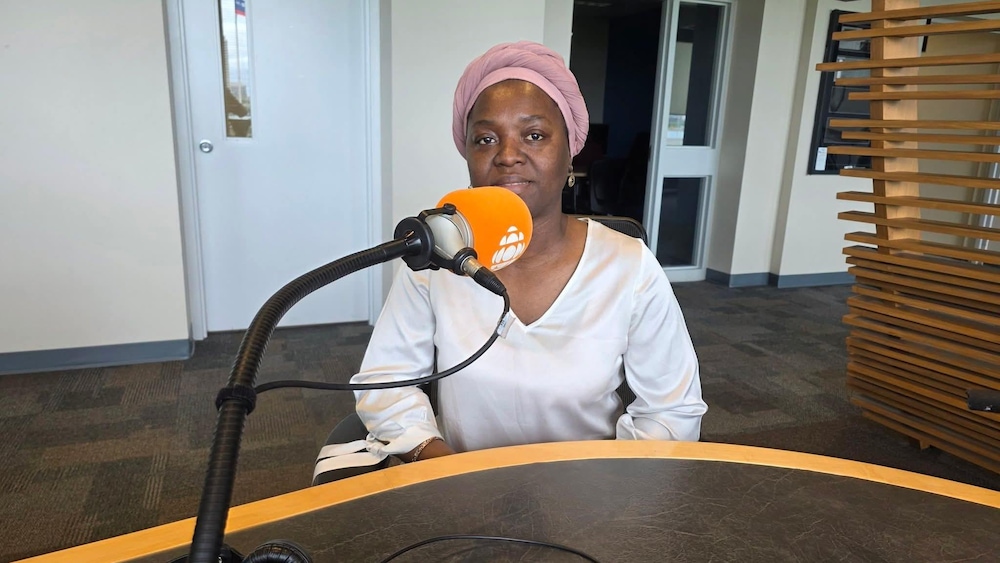 Mina Teufack, dans les studios de Radio Canada à Windsor pense que la ville regorge de professionnels avec des compétences dans tous les domaines. 