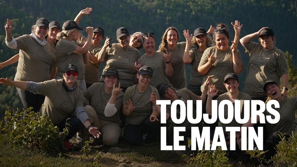 Les participantes 2026 au sommet d’une montagne.