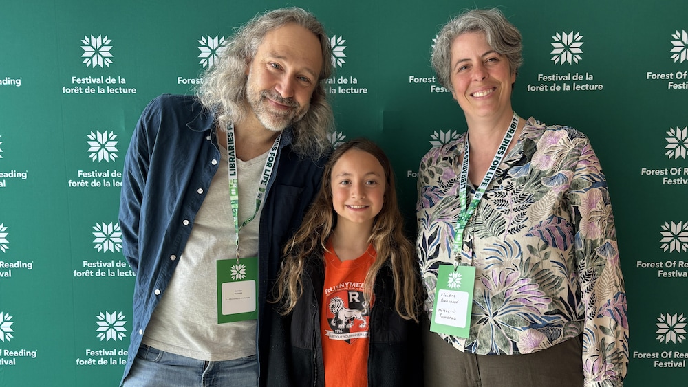  Jocelyn Boisvert, lauréat du prix Mélèze; Naomi, élève à l'école Runnymede de Toronto; Claudine Blanchard, du festival de la Forêt de la lecture.