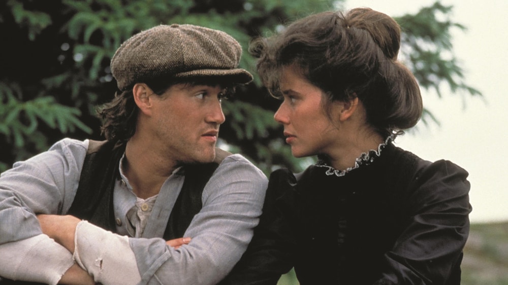 Une femme et un homme se regardent amoureusement. 