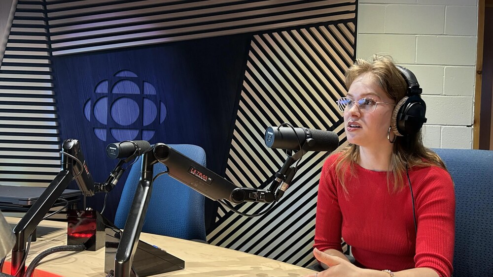 Une jeune femme dans un studio