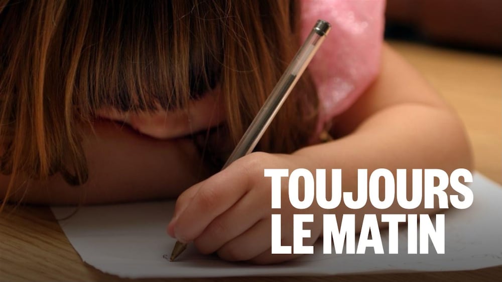 Une fillette gauchère écrit avec un stylo. 