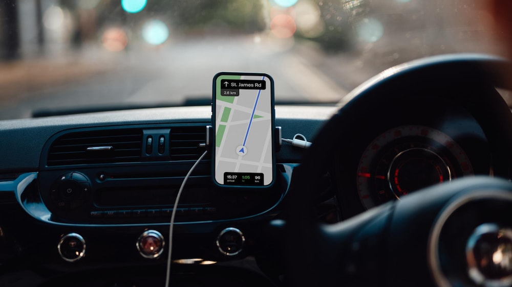 Un trajet projeté sur un téléphone dans une voiture.
