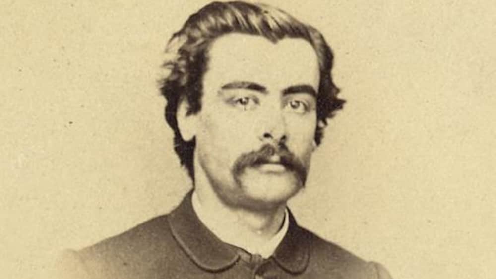Portrait sépia de l'homme politique moustachu.