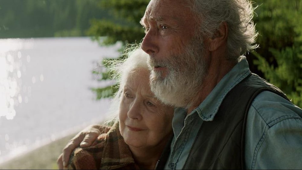 Les Films Outsiders Le personnage de Gilbert Sicotte tient celui d'Andrée Lachapelle dans ses bras.