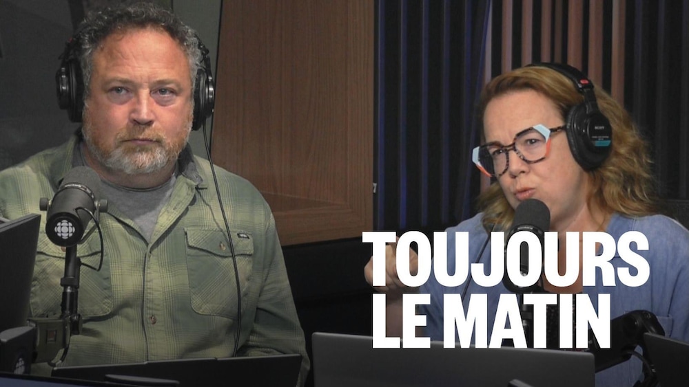 Jean Lamarche et Catherine Gaudreault dans un studio de radio.