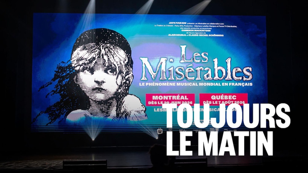 Une scène avec l'affiche de la comédie musicale Les Misérables à l'arrière-scène. 