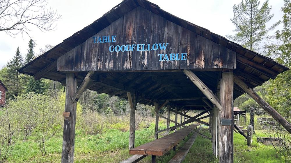 La grande table est abritée par un toit.