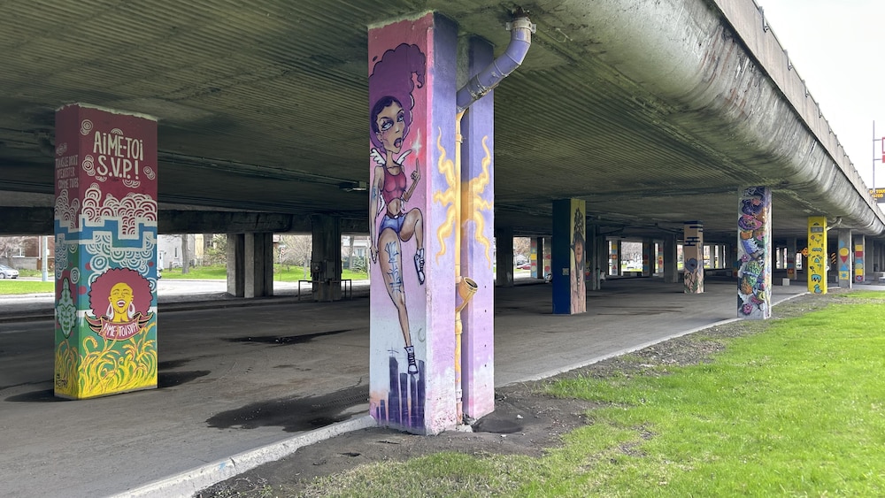 Des colonnes sont peintes sur les poutres qui soutiennent l'autoroute métropolitaine.