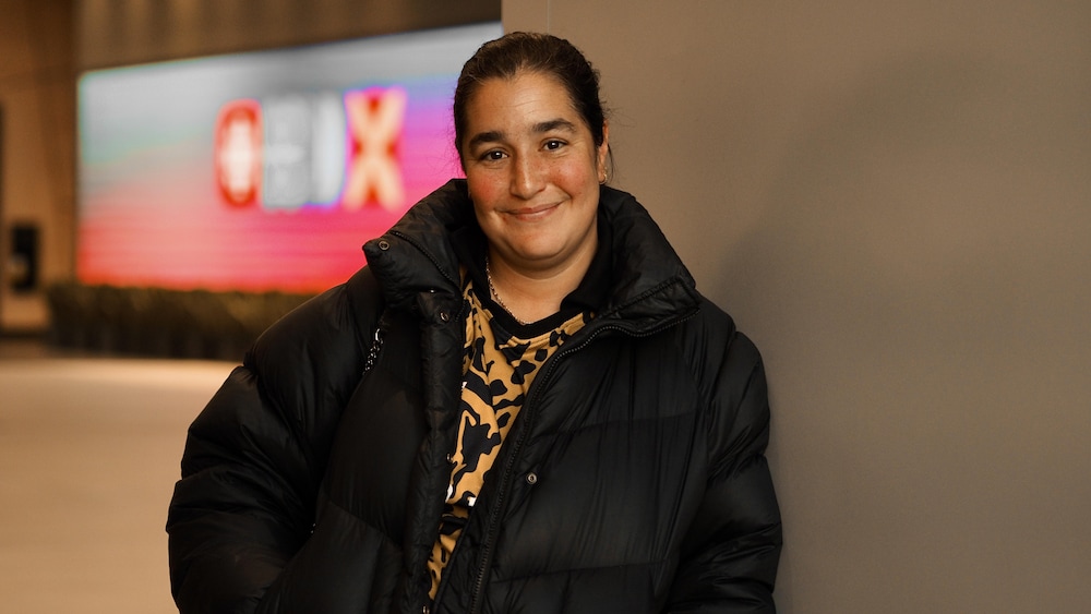 Portrait de Mariana Mazza dans l'atrium de Radio-Canada.