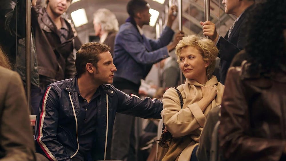 Jamie Bell et Annette Bening sont assis côte-à-côte dans un wagon de métro dans cette image tirée du film <i>Film Stars Don't Die in Liverpool</i>, de Paul McGuigan