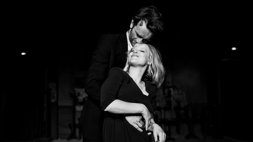 Métropole Films Tomasz Kot enlace Joanna Kulig dans cette image tirée du film <i>La guerre froide</i>, de Pawel Pawlikowski.