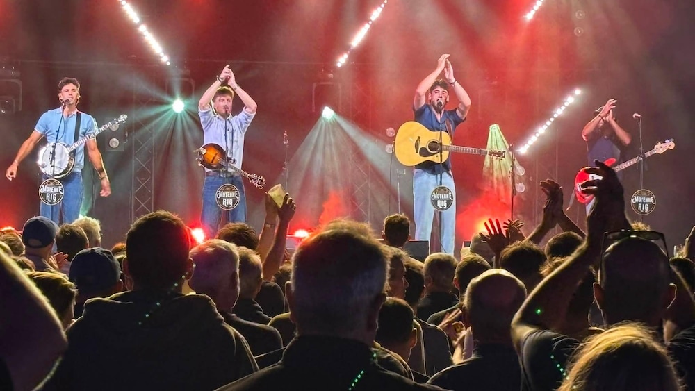 Le groupe Moyenne Rig en spectacle, tapant des mains avec le public au Festival interceltique de Lorient.