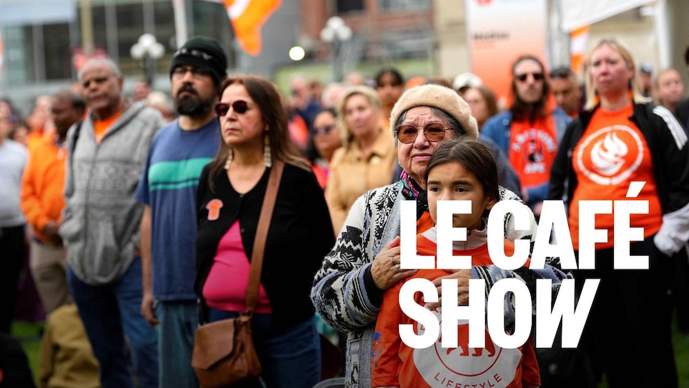 Des gens assistent à une cérémonie à Ottawa.