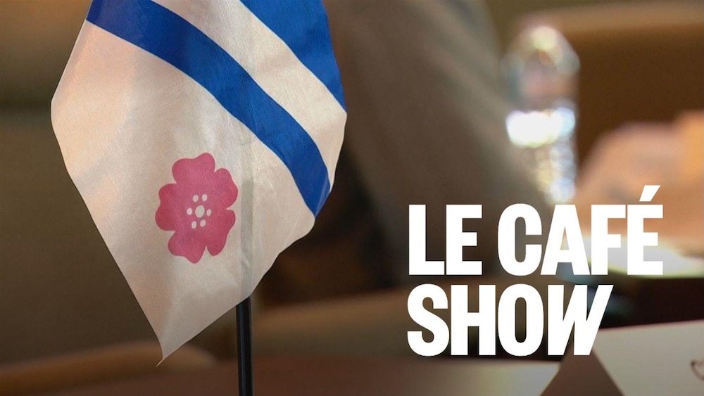 Petit drapeau franco-albertain déposé sur un bureau. Photo d'archives.