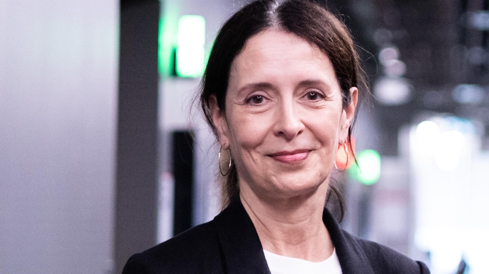 Nathalie Collard pose en souriant.