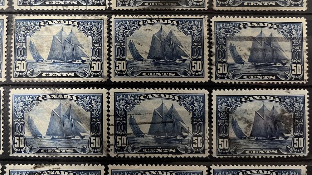 Des timbres Bluenose, montrant un bateau bleu.