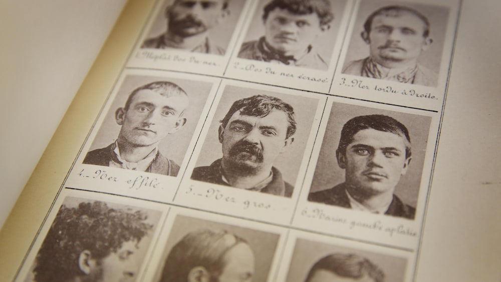 La prise de photo d'identité judiciaire remonte au début du 20e