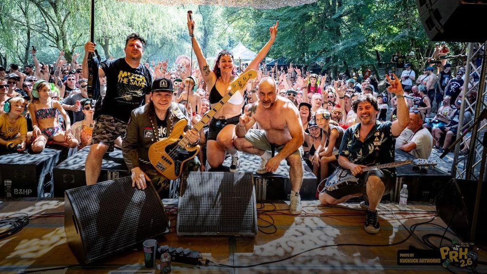 Le groupe Killing Daisies pose sur scène devant la foule lors de leur performance au festival Punk Rock Holiday.
