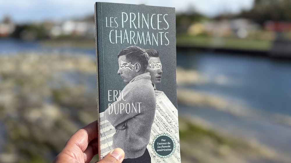 Page couverture d'un livre photographié en plein air.