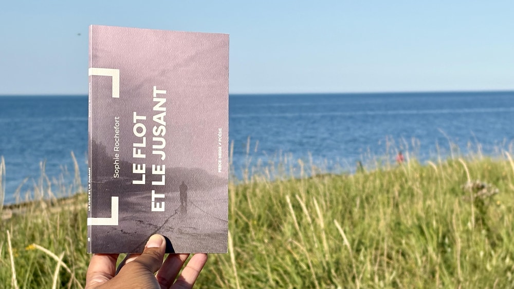 Un livre photographié sur le bord de la mer.