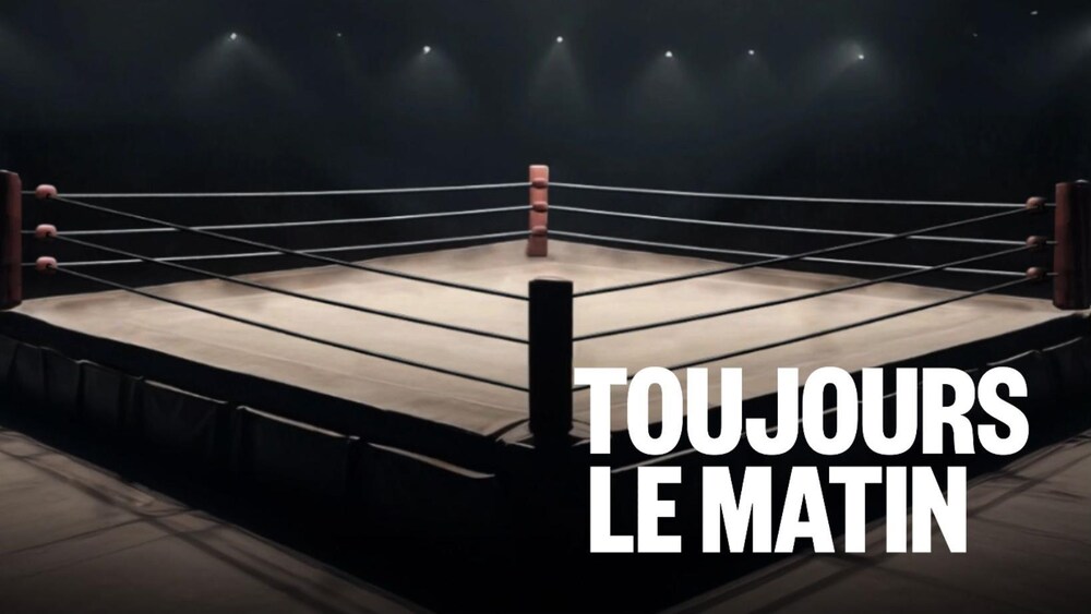 Un ring de lutte éclairé par des projecteurs.