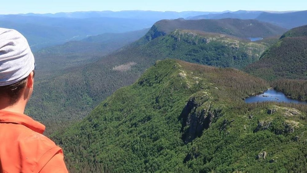 Une personne dans le parc national de la Gaspésie.