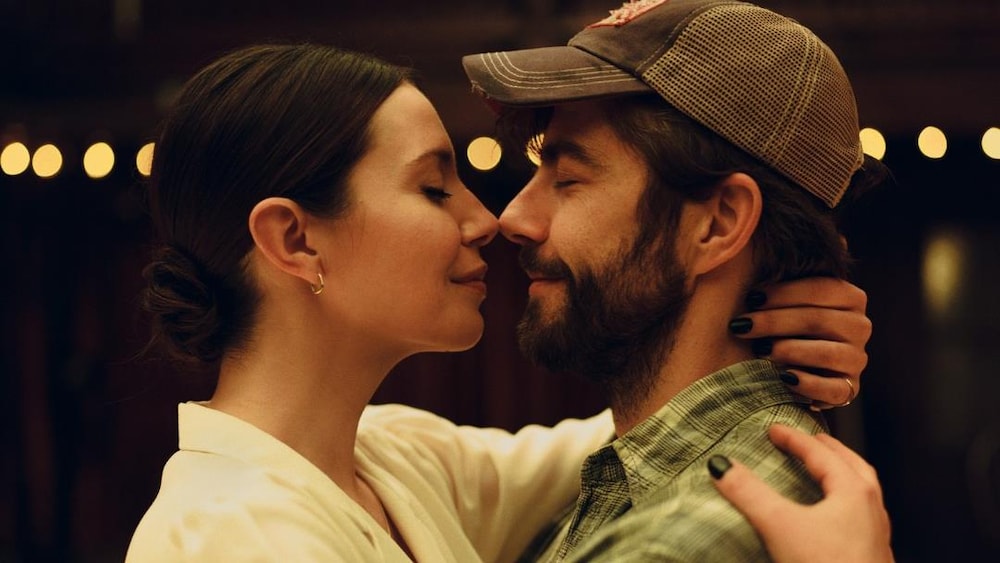Facebook / Immina Films Un couple s'enlace, nez à nez, les yeux fermés.