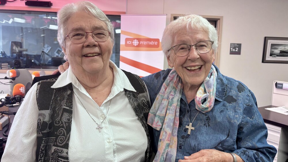 Les sœurs Yvonne Cormier et Ursule Beaulieu dans le studio de Radio-Canada à Rimouski.