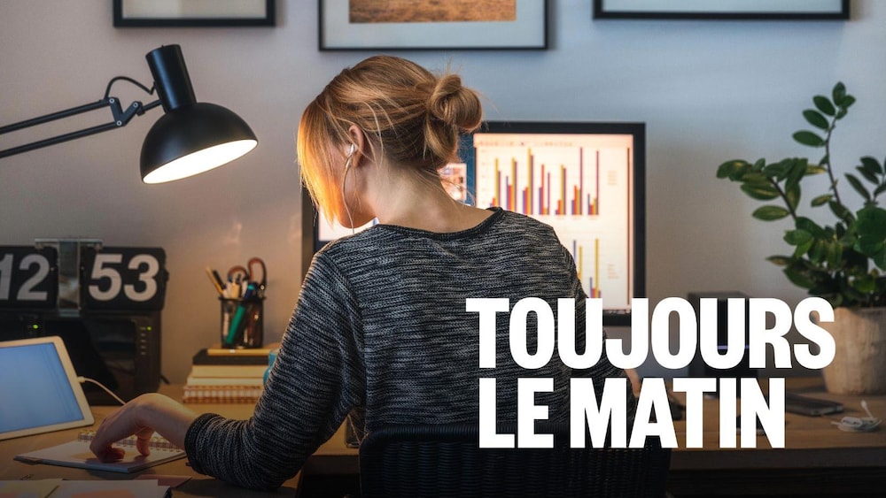 Une femme est installée à son bureau à la maison.