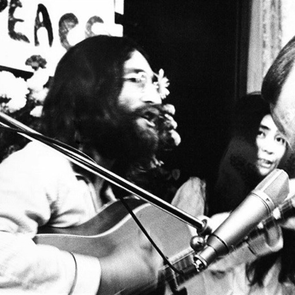 John Lennon et Tommy Smothers lors de l'enregistrement de « Give Peace a Chance ».