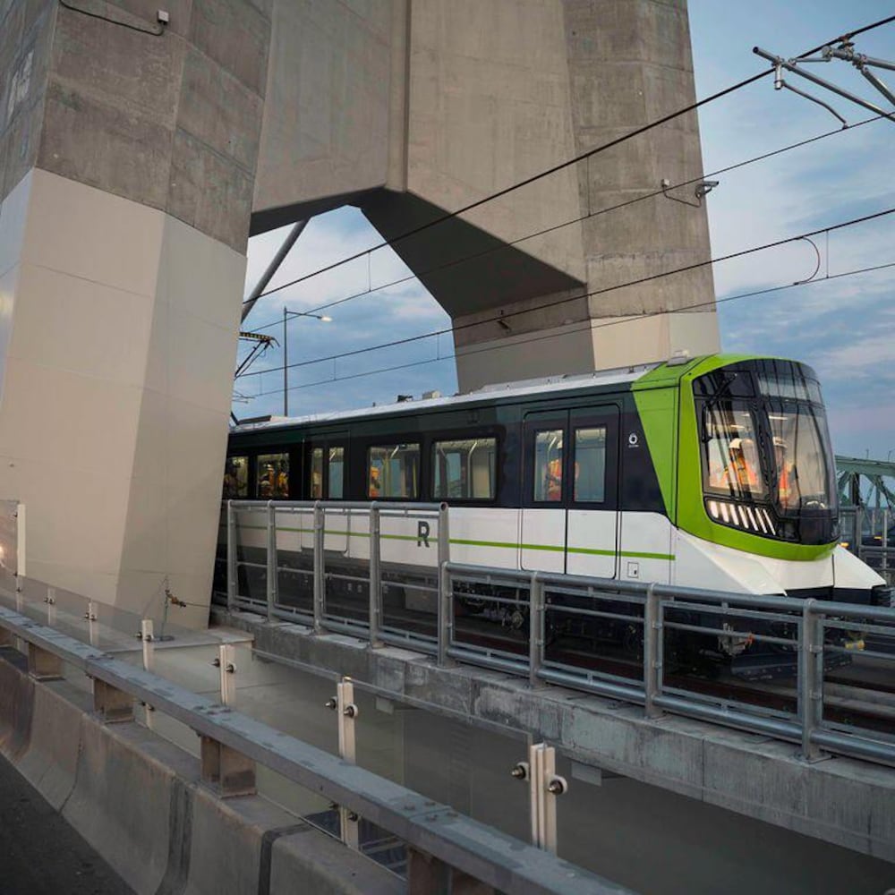 Un train circule sur le pont.