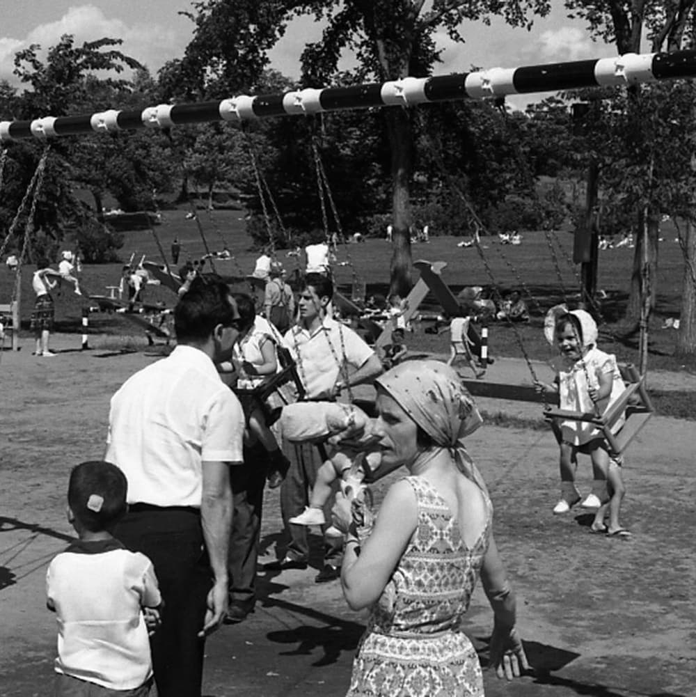 Photo noir et blanc de 1970, des gens s'amusent dans un parc.