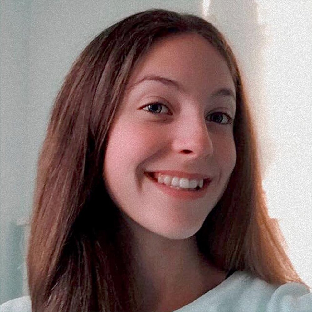 Maya sourit à l'objectif.