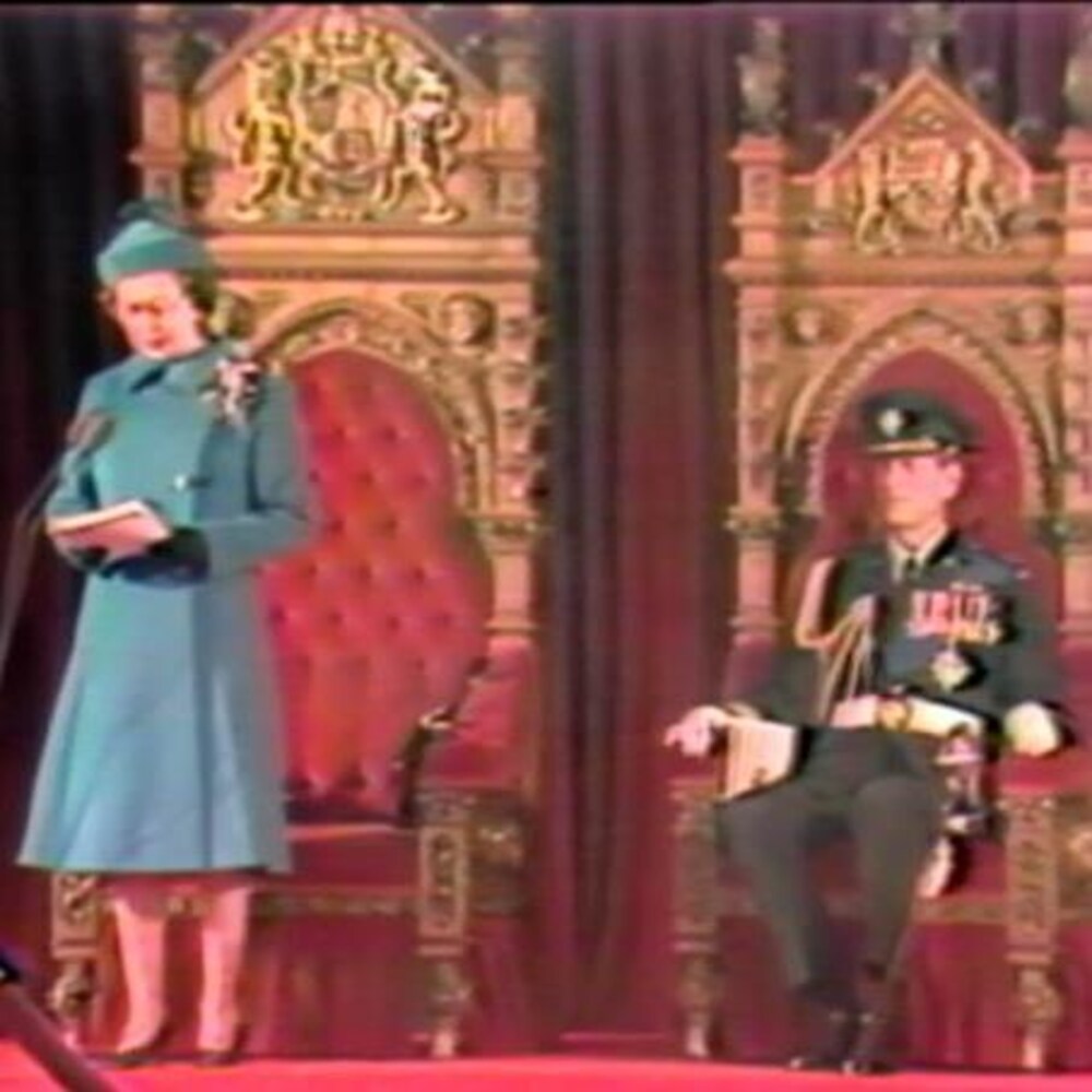 La reine Élisabeth II donne un discours.