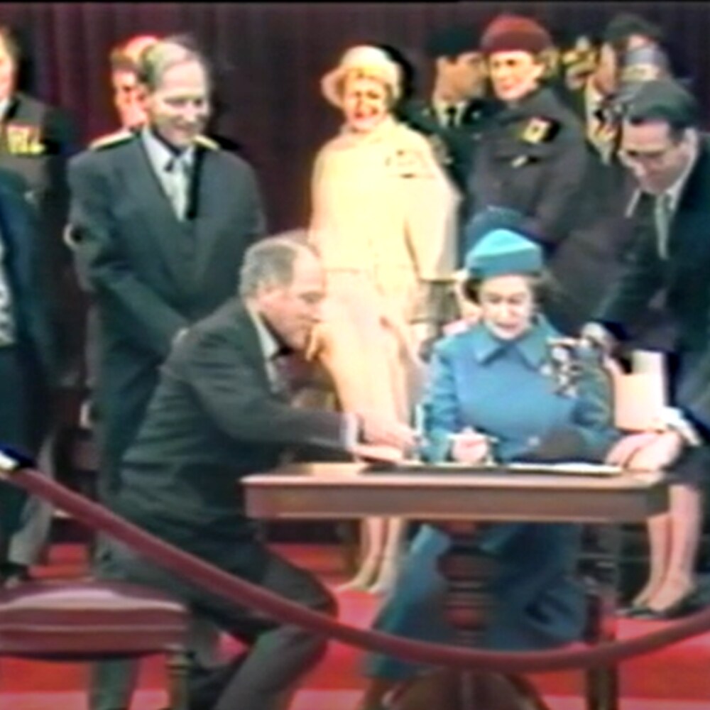 La reine Élisabeth II et le premier ministre du Canada Pierre Elliot Trudeau ratifient la nouvelle constitution canadienne à Ottawa.