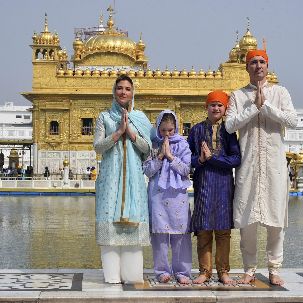 Justin Trudeau et sa famille devant un temple.