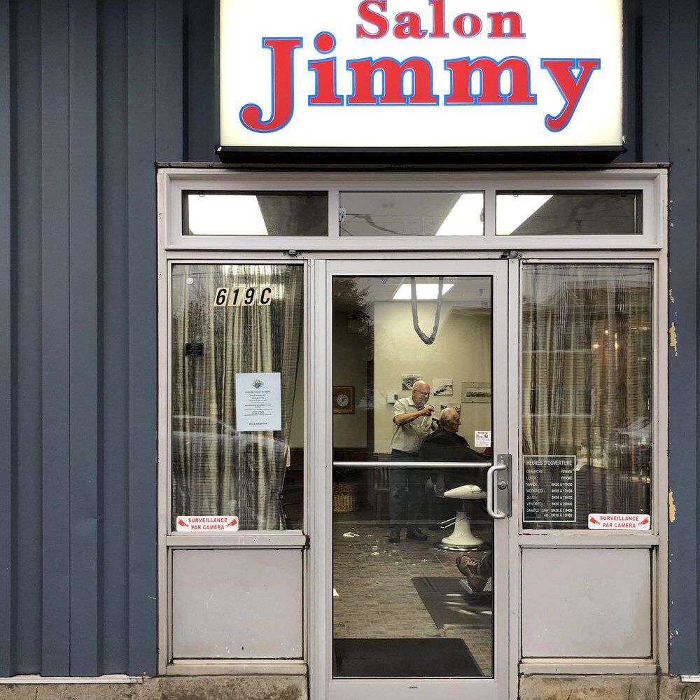 Le Salon Jimmy avec son barbier, James Lynch.