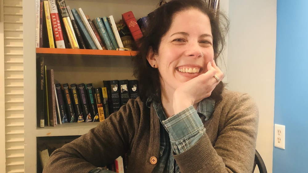 La traductrice pose dans un café de Moncton avec une copie du livre «L'accoucheuse de Scots Bay».