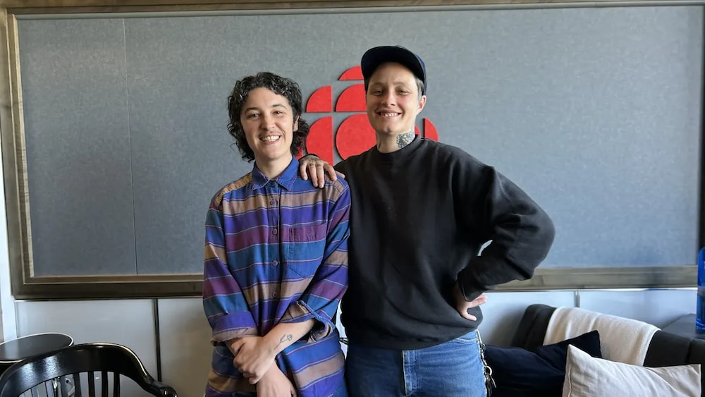 Dee Addario et Gabrielle David dans les studios de Radio-Canada.